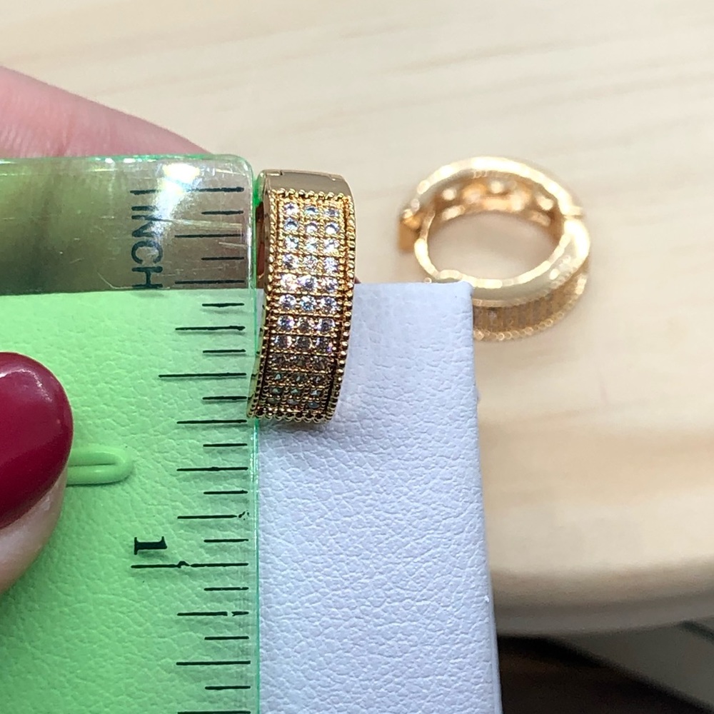 🌟 Gold Hoop Earrings - Picture 5 of 5